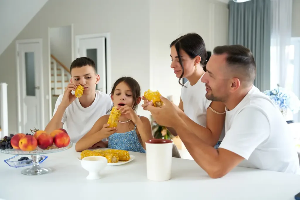 Clínica SOM | obesidad en adolescentes,sobrepeso,masa corporal,obesidad infanti Familia comiendo saludablemente en casa- prevención obesidad