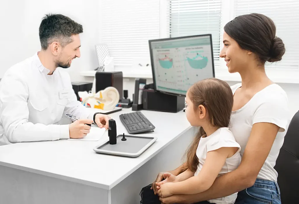 Clínica SOM | obesidad en adolescentes,sobrepeso,masa corporal,obesidad infanti Padres acompañando a su hijo en consulta médica-obesidad infantil