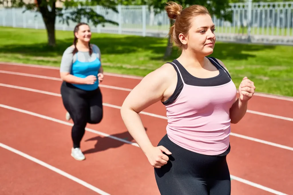 Persona haciendo ejercicio como parte de un plan de como bajar de peso-clínica de sobrepeso obesidad y metabolismo