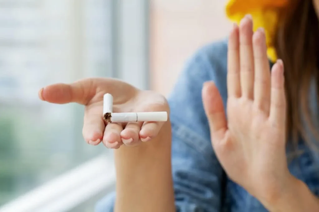 Clínica SOM | qué es el tabaquismo,que es el tabaquismo oms,la obesidad y tabaquismo,relación entre tabaco y obesidad,riesgos del tabaquismo y obesidad Paciente dejando de fumar y realizando ejercicio físico - clinica de sobrepeso obesidad y metabolismo