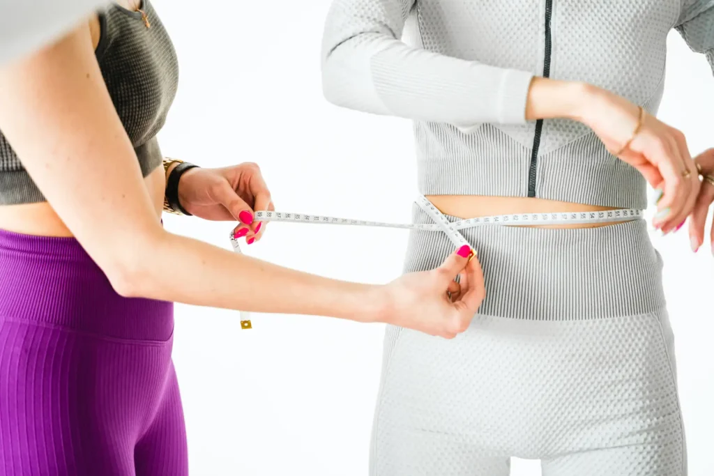 Persona midiendo su peso para calcular el IMC - clinica de sobrepeso obesidad y metabolismo